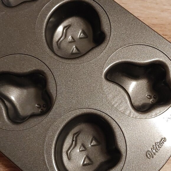 Wilton Halloween ghosts and pumpkins muffin mini cakes bakeware - Picture 4 of 7